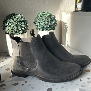 Gråa chelsea boots - Gråa chelsea kängor🤩 Säljs då de inte används mera