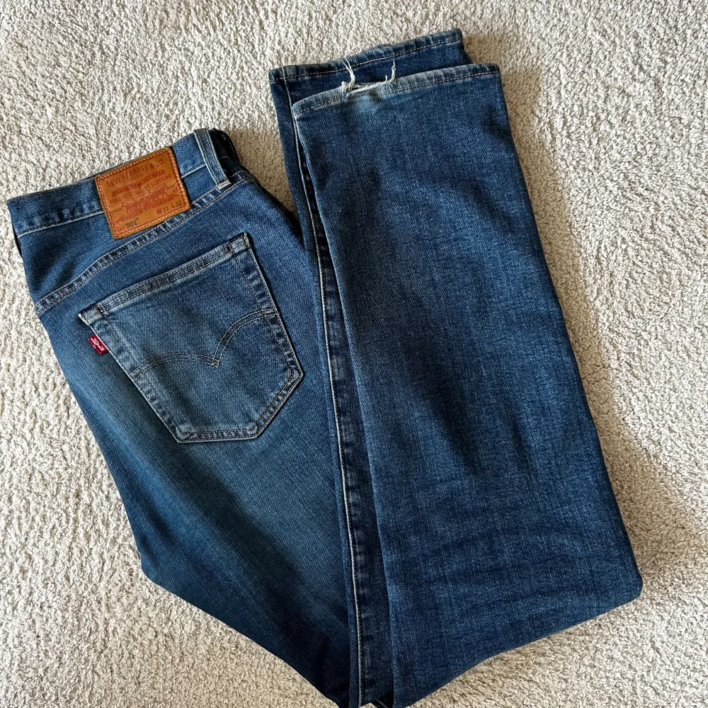 Levis 501 i brutalt snyggt utförande. Riktigt bra jeans till hösten!. Jeans & Byxor.