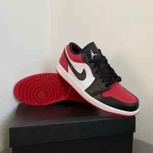 Jordan 1 Low Bred Toe | Storlek: 42 | Pris: 1650 | Helt Nya med Box och Kvitto