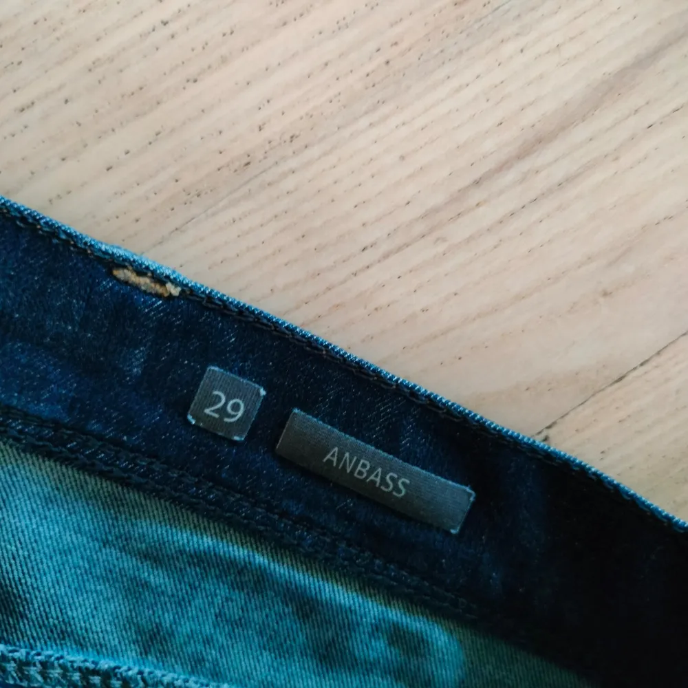 Ett par mörkblåa Replay anbass jeans som är nästintill nyskick. Skriv vid funderingar. Jeansen är 29 i midja och 32 i längd. Jeans & Byxor.