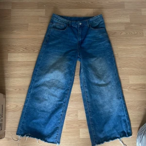 Mörkblåa Baggy jeans - Baggy Jeans Mörkblåa med snygg tvätt Använda ett fåtal gånger. Uppklippta ca 3 cm. Storlek M Otroligt snygga passar nog bra att skatea i eller bara att ha på sig när som. Köptes för 800! 