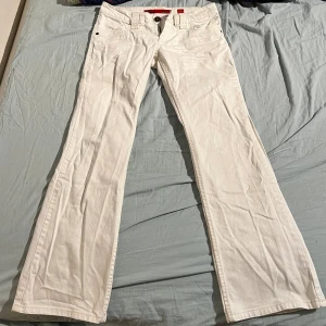 Lågmidjade flare jeans  - Vita lågmidjade jeans som är i flare/ bootcut modell. De är som nya och knappast använda. Skriva för fler bilder!🤍 Midja: 40 cm Innberbenslängden: 77 cm