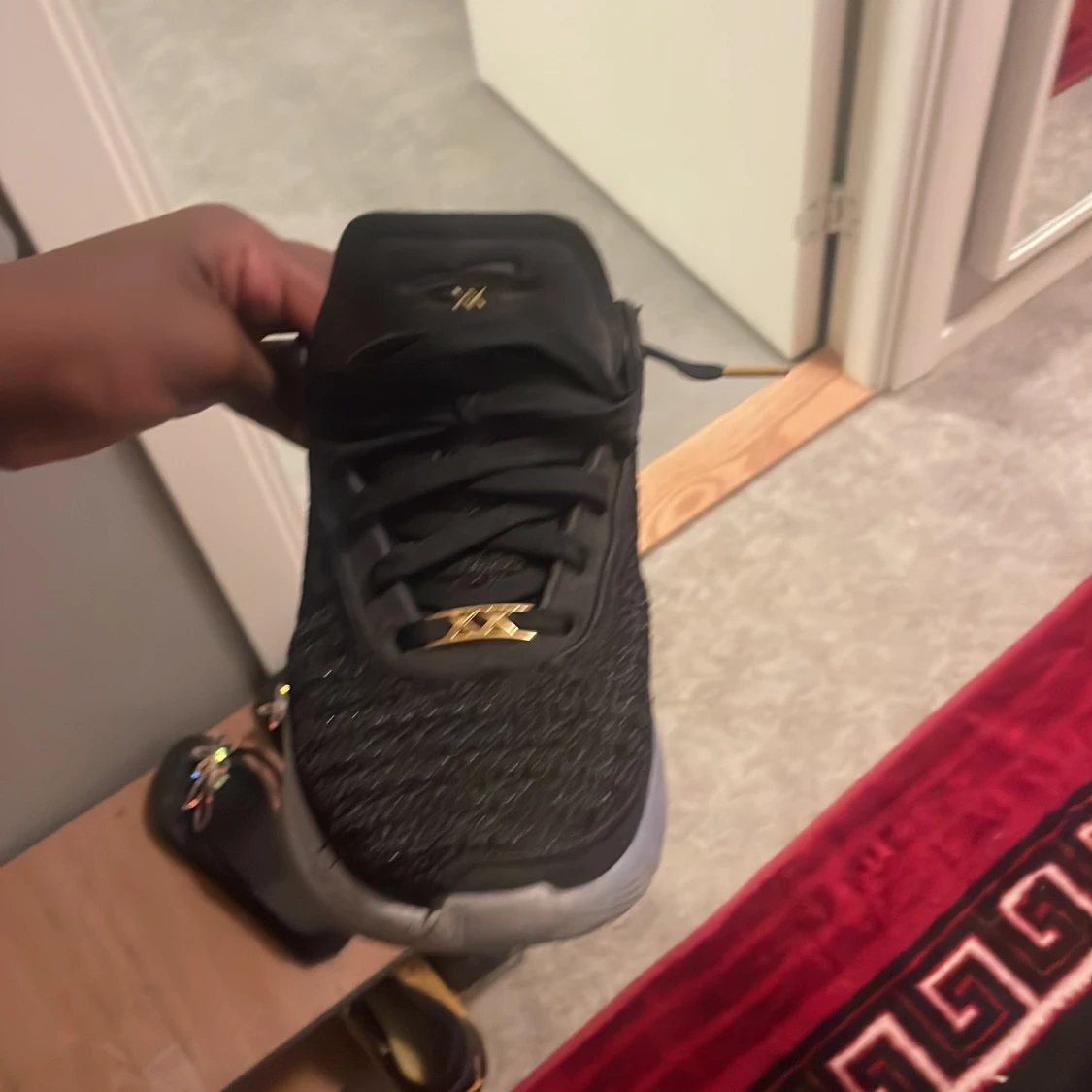 Svarta och guldiga Nike sneakers