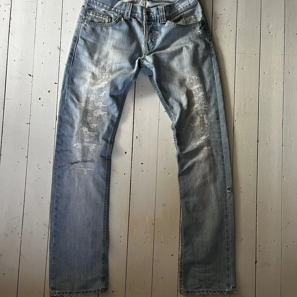 Tvär feta dondup jeans !! Skick 6/10 hål här o där kom dm för bilder !! Skriv dm vid intresse !! Skjälvklart äkta !! . Jeans & Byxor.