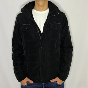 J.Lindeberg jacka - Tjena! Säljer nu denna extremt snygga Jackan som är ifrån • Skick 9/10 • Storlek M passar M/L• Modellen på bilden är 184cm • Vårt pris : 999kr • Hör gärna av er via pm vid frågor eller funderingar;