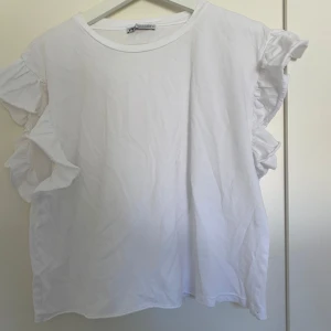 Zara volangärmad tshirt - Jättefina tshirten från Zara. Lite trasig men inget som syns. 