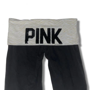 Victoria’s secret PINK yoga pants - Ett par jättefina lowrise yoga pants från victoria’s secret i modell regular. Inga defekter. Skriv om du har några funderingar!
