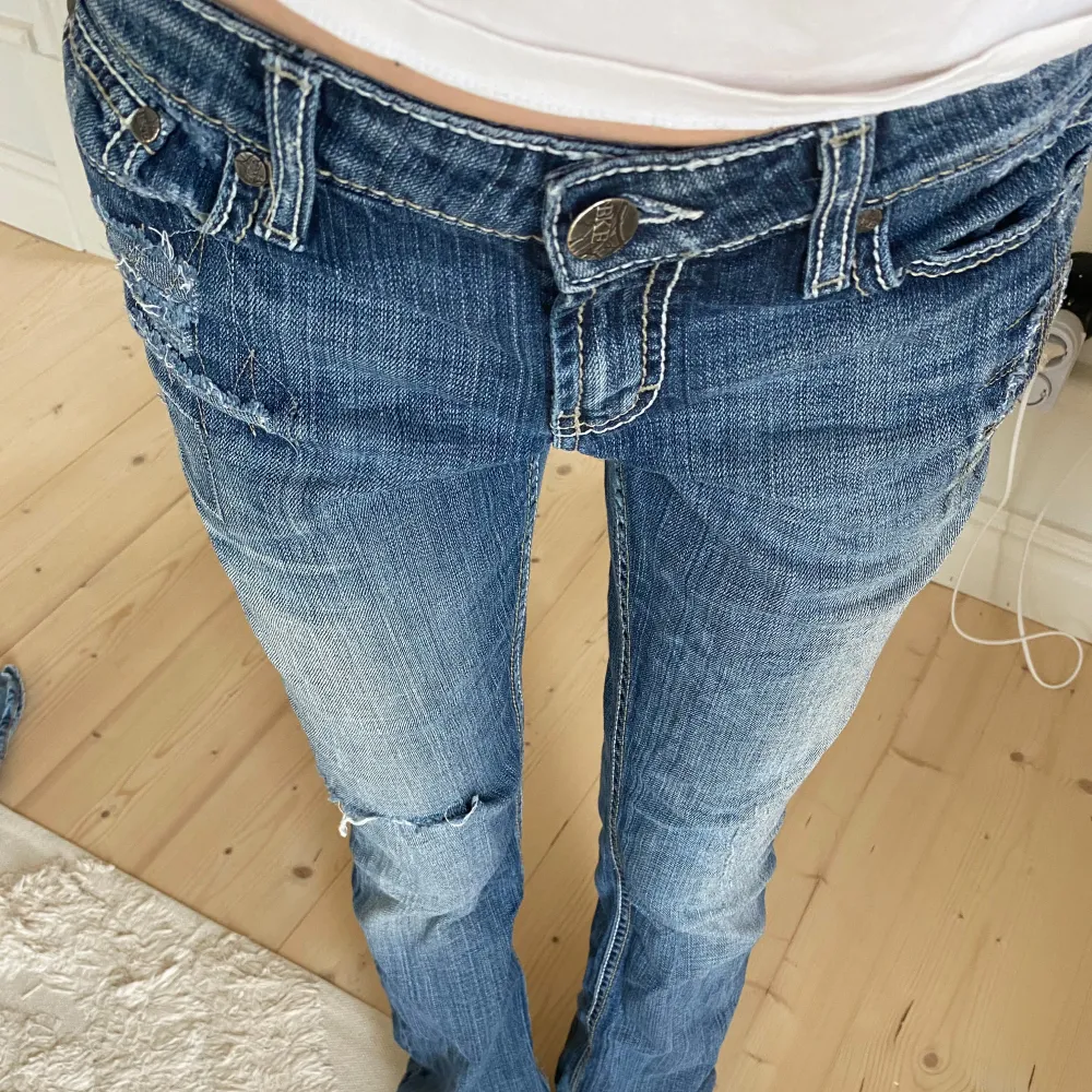 Ursnygga jeans som tyvärr inte passar! Midjemått: 38cm  innerbenslängd: 82cm. Jeans & Byxor.