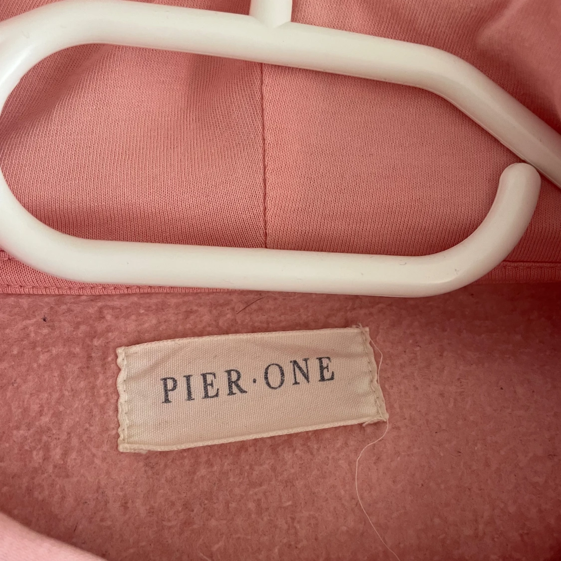 Rosa hoodie med vit text på - 30