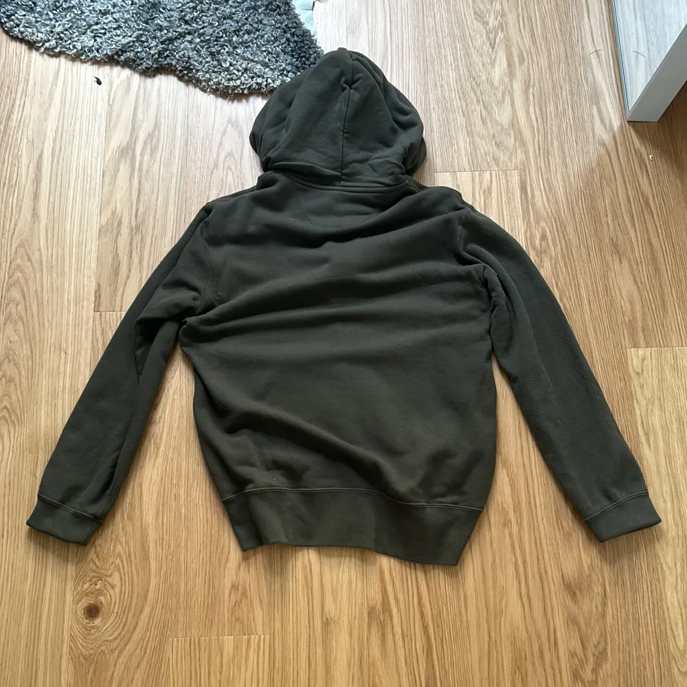 Mörkgrön zip hoodie från uniqlo, använd 1 gång. . Hoodies.