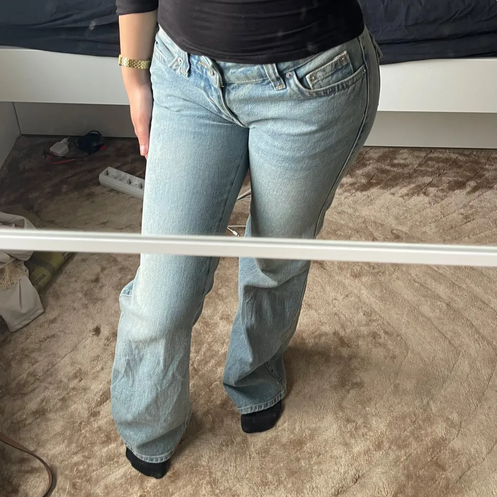 Säljer ett par ljusblå jeans från gina i storlek 34. De har en femficksdesign och är i en bootcut-stil. Bra skick, säljer pga att jag inte använder längre❤️ Pris kan diskuteras ❤️. Jeans & Byxor.