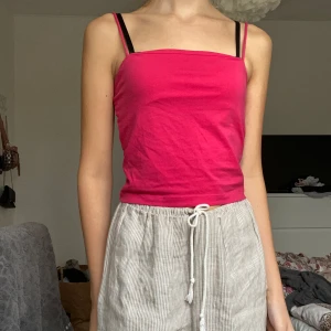 Rosa topp  - Skrik rosa tight topp från Ginatricot💕helt oanvänd och inga defekter förekommer🤗