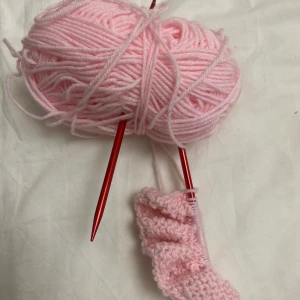 Garn & stick pinnar - Om man vill sticka, påbörjade något men blev uttråkad, garn ingår givetvis. 