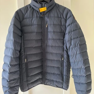Parajumper jacka - Säljer nu min Parajumper jacka som är köpt på Kidsbrandstore. Har några små rivmärken och tecken på användning men inget man tänker på och knappt ser. finns tags. Jackan är L i barnstorlek, motsvarar ungefär S i vanlig.