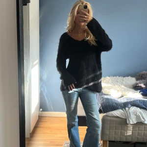 Stickad tröja  - Jättefin svart stickad i mohair liknande material, storlek S🖤 säljer då den inte kommer till användning 