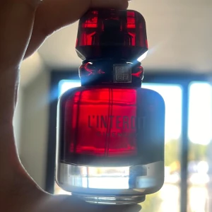 Givenchy l’interdit rouge - Iprincip oanvänd. Haft två exemplar pga fått två men hann inte returnera den andra. Sålt ena redan. Bevis på att det funnits två finns på andra och tredje bilden.   Inte tyckt om parfymen tillräckligt för att använda