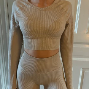 Beige träningssett  - Beige ribbad träningssett. I bra skick, nästan oanvänd. Köpt på bikbok och bara legat i garderoben sen dess. Pris kan diskuteras 