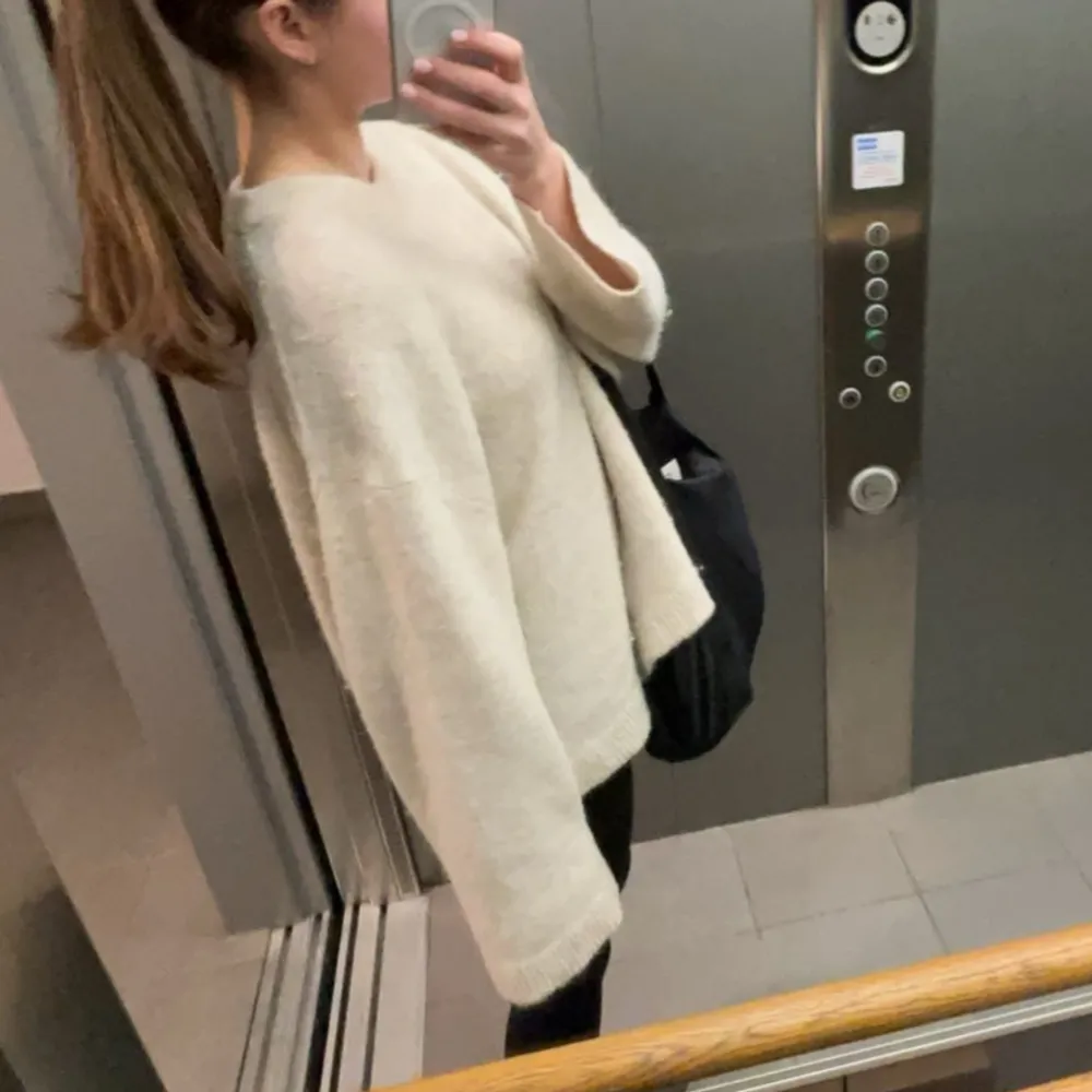 Intressekoll på Gina Tricots gammla design av Crew neck knitted sweater i kräm vit/ beige! Har använts väl men är fortfarande i fint skick utan defekter!. Tröjor & Koftor.