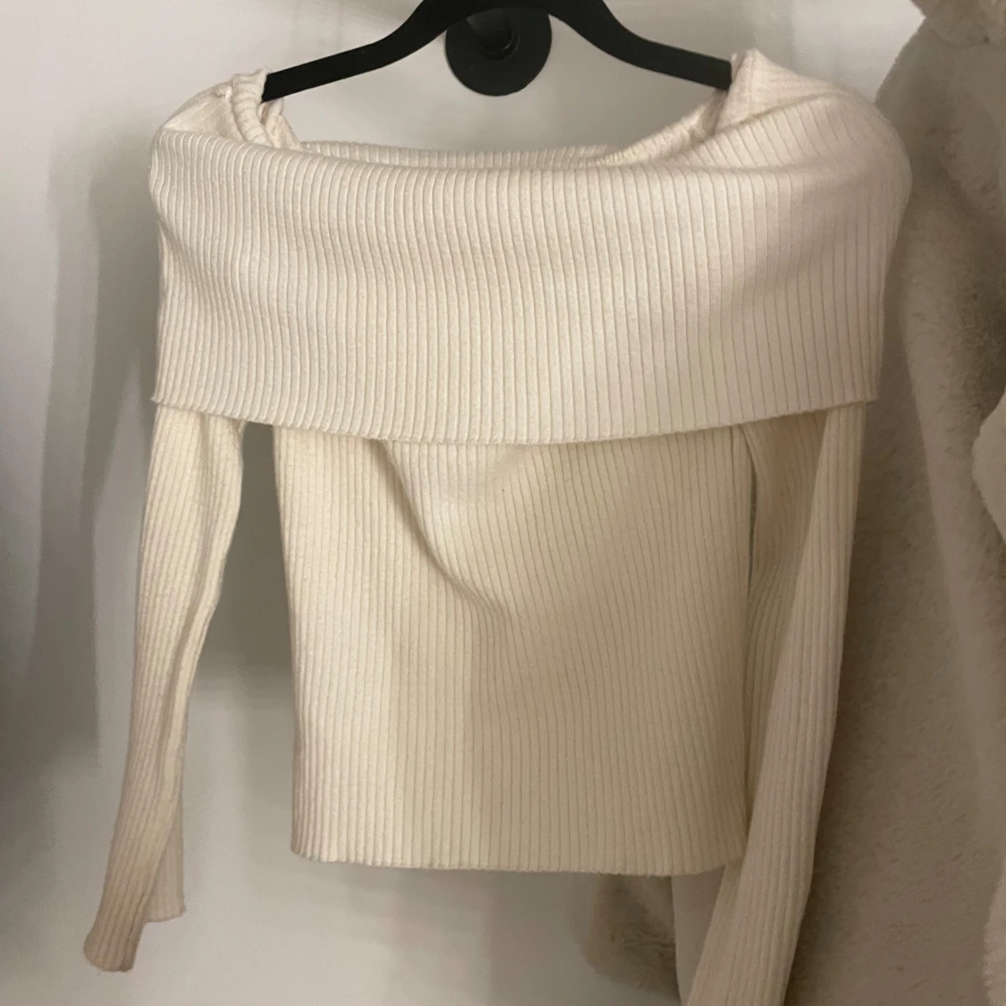 Vit offshoulder tröja