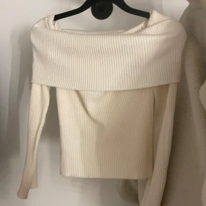 Vit offshoulder tröja -  vit offshoulder tröja jätte fin nu till hösten🍁 storlek xs, normal i storleken! Endast använd en gång💞