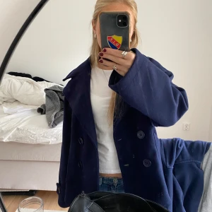 Kappa - Blå kappa ifrån design by si som inte säljes längre❣️ Perfekt nu till hösten och köpte våren 24. Skriv om funderingar, pris kan diskuteras❤️ Strl XS/S