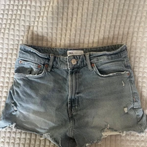 Jeansshorts Zara - Fina shorts från Zara. Använda många gånger men bra skick. Shortsen är ”mid waist”. Skriv för funderingar eller annat💕