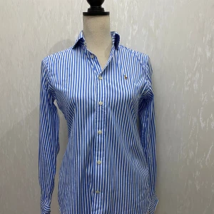 Ralph Lauren skjorta  - Randig Ralph Lauren skjorta. Nypris: 2000:-