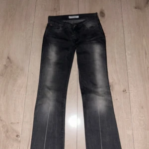 Lowwaist Jeans - Lowwaist jeans med snygga detaljer! Säljer då dem inte passade mig! Knappt använda, normal i storleken!