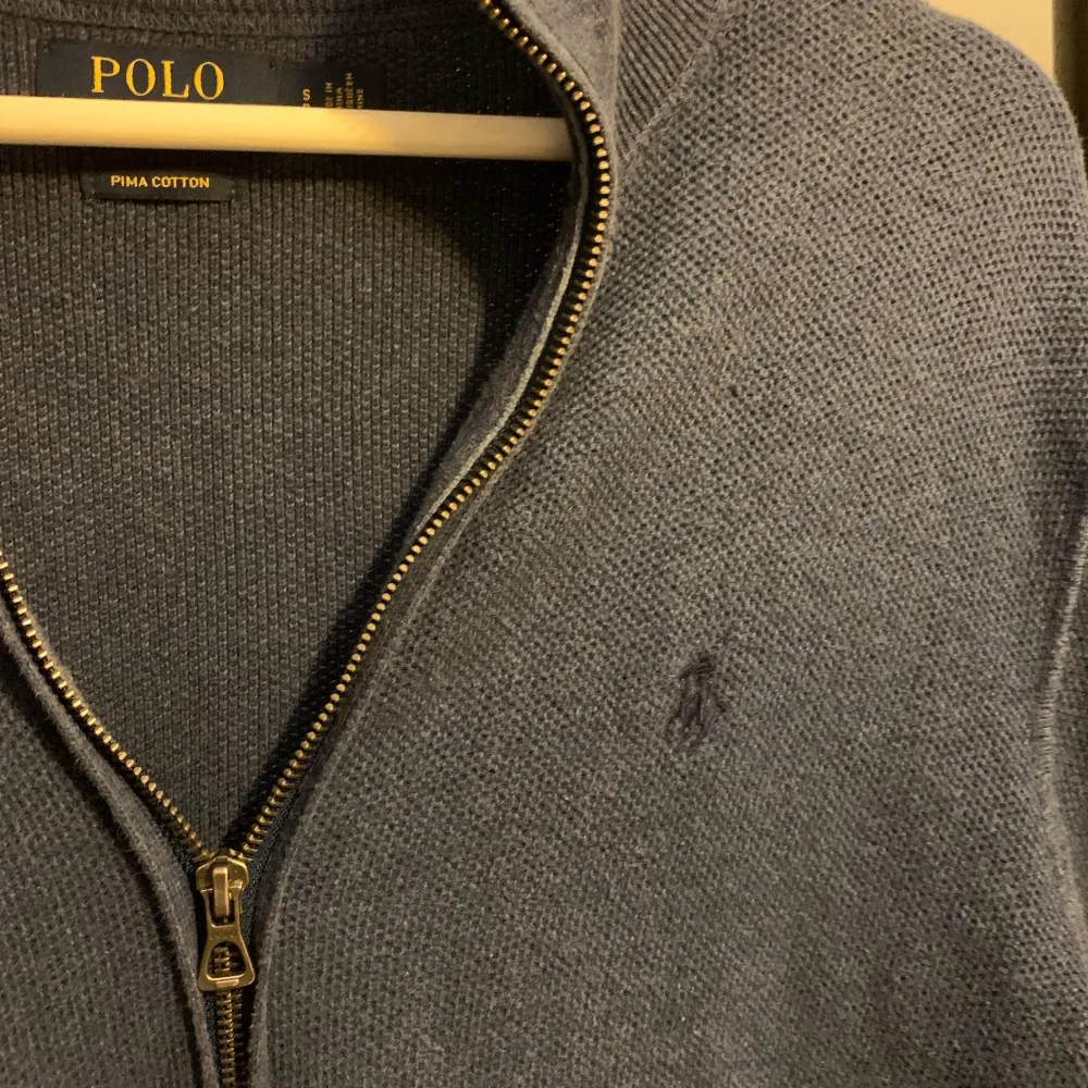 Säljer en blå Ralph lauren zip storlek S bra skick inga defekter. Tröjor & Koftor.