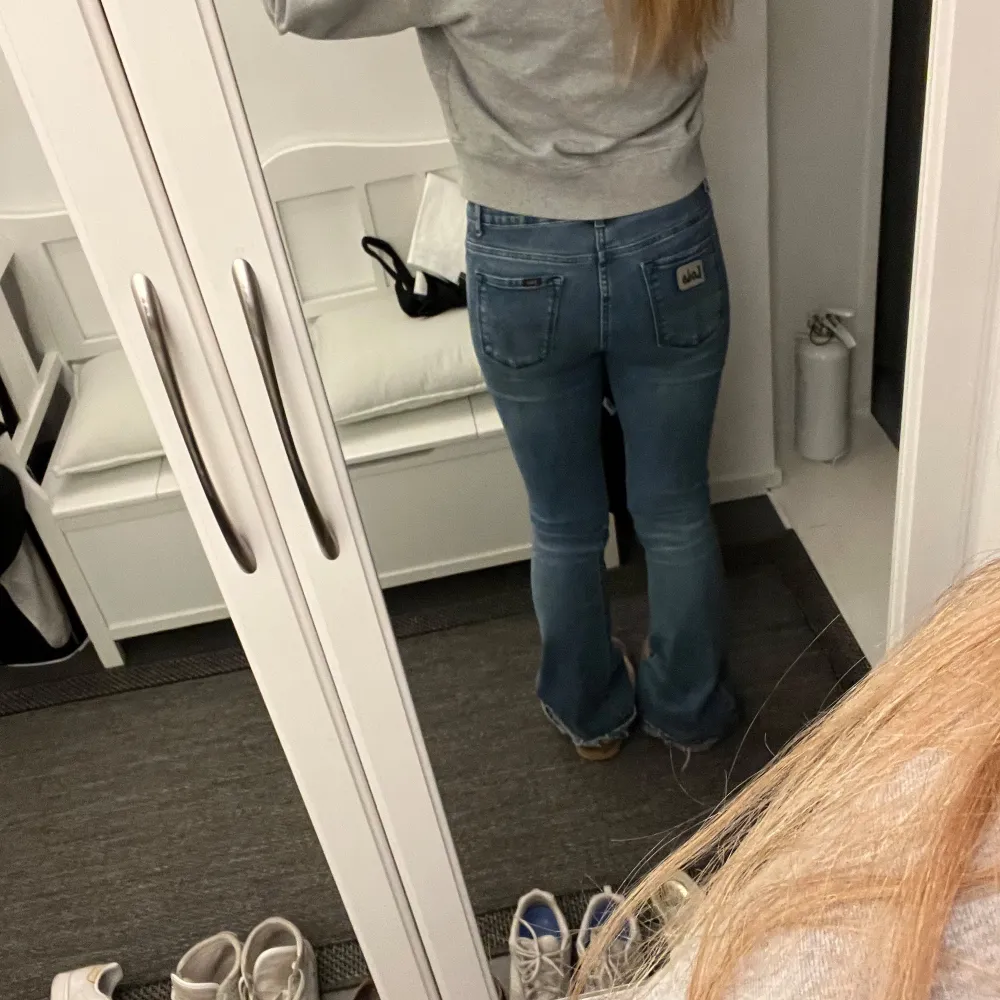 Så snygga Lois jeans, köpta för 1800kr, så fin färg nu till hösten, . Jeans & Byxor.