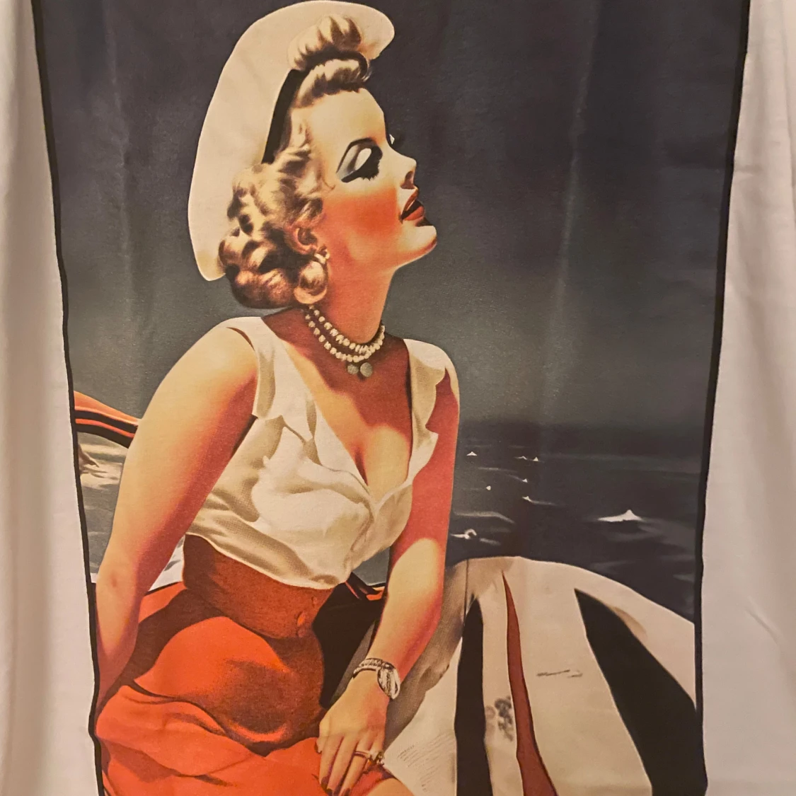 Vit t-shirt med retrotryck - 90