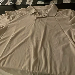 Beige H&M Piké  - Bra skick, nästan aldrig använd.  Storlek L Regular fit