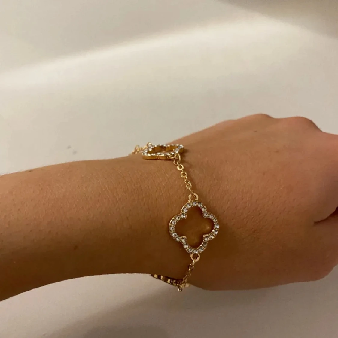 Guldarmband med fyrklöverdesign - 90