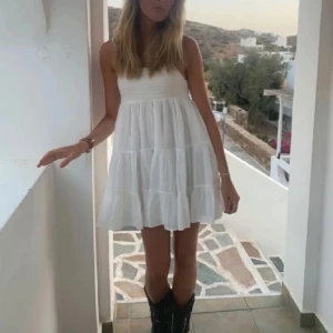 Zara klänning - Trendig zara klänning, vit❣️(första bilden lånad) 