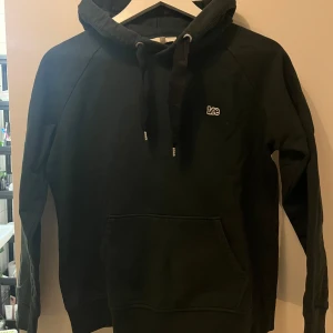 Hoddie - Mörkgrön hoodie från Lee, strl S. Fint skick.