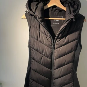 Svart fin zara väst i bra skick❤️ - Fin zara väst i bra skick, kommer ej till anvönding löngre, men jätte fin