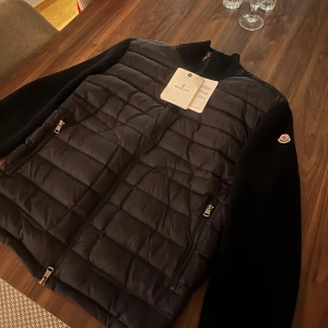 Moncler Cardigan - Säljer nu min favorit Cardigan från Moncler. Galet snygg! Köpte den i våras och den är perfekt nu till hösten🤩 Skicket är helt perfekt! OBS! Jackan står i strl XXL, men det är i moncler/italienska storlekar. Alltså i svenska storlekar är det strl L
