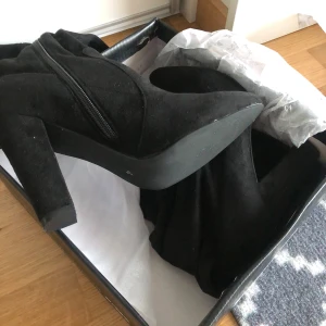 Stövlar - Supersnygga höga stövlar i storlek 37 från Public Desire