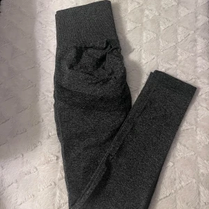 Träningstights - Träningstights med scrunch bak!. Formar rumpan fint!! Hög midja som också håller in allt och lite till 😆 oanvända!