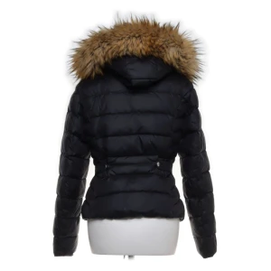 Rock and blue jacka - Säljer nu min rock and blue jacka. använd ca 3 ggr så är som ny. Inte mina bilder då den ligger packiterad i källaren med mina andra vinterkläder så bilder fås i chatten, strl 34 💕