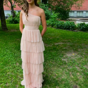 Balklänning - Säljer min fina balklänning från Asos (finns ej på hemsidan längre)☺️Använd vid ett tillfälle och kemtvättad efteråt! Storlek 34 och passade mig som är 175 med platta skor. Skulle funka toppen med klackar om man är lite kortare😊Hör av dig vid frågor!⭐️