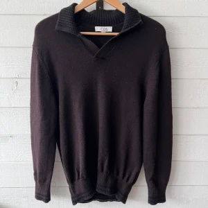 Mörkbrun ulltröja från COS - Säljer en mörkbrun tröja från COS i 100% ull. Tröjan har en avslappnad passform med en ribbad krage och långa ärmar. Hör gärna av dig om du har några funderingar!