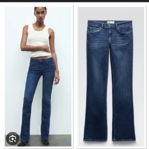 Blå bootcut jeans - Snygga blå bootcut jeans från Zara i storlek 32, som är som xs/s super fina och inte mycket använda. Skriv vid minsta lilla fundering 💕