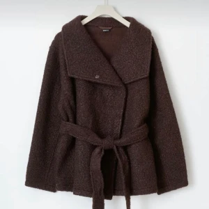 Kappa i teddy-material, Gina Tricot - Snygg och varm mörkbrun kappa i teddy-material från Gina Tricot i xs💓 Prislapp och kvitto kvar! Nypris 599kr!💕