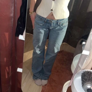 Lågmidjade jeans  - Ljusblå Lågmidjade jeans från Gina! Supersnygga o knappt använda, pris går att diskutera!💗