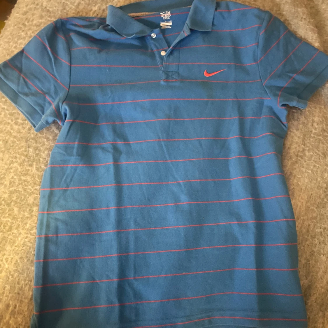 Blå randig pikétröja från Nike