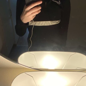 Svart långärmad tröja från Nike - Säljer en svart långärmad tröja från Nike 