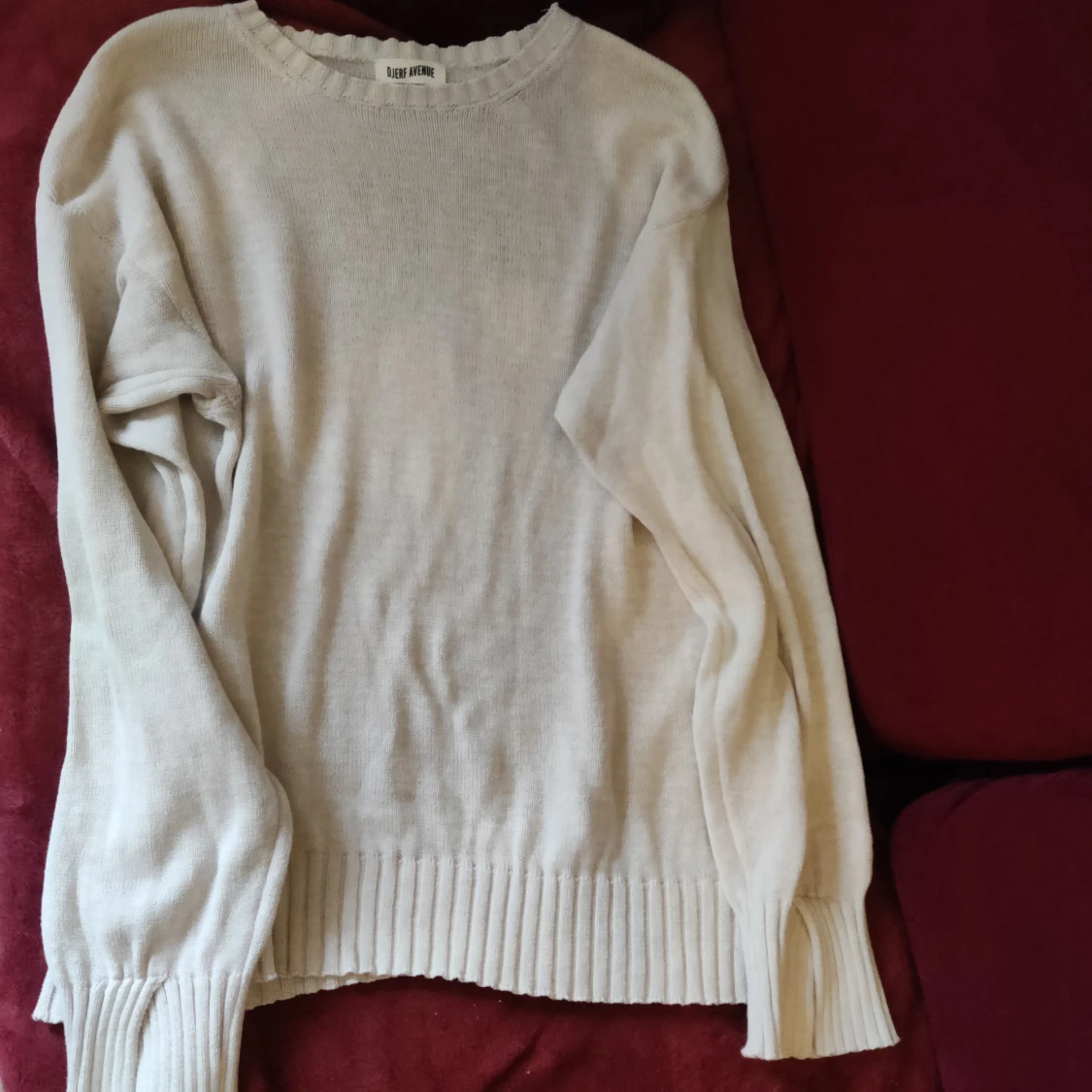 Beige stickad tröja från Djerf Avenue slutsåld