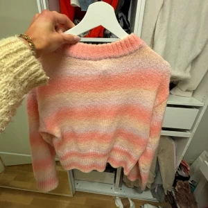 Rosa och vit randig tröja från Gina Tricot - Säljer en mysig rosa och vit randig tröja från Gina Tricot. Tröjan har långa ärmar och en bekväm passform. Perfekt för kyliga dagar. Hör av dig vid intresse! 🌸SITTER SOM XS-S