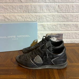 Philippe Model skor - Snygga Philippe models i storlek 44. Bra skick på skon men tecken på användning. Skön färg med svart camo på sidan. Inget og,6